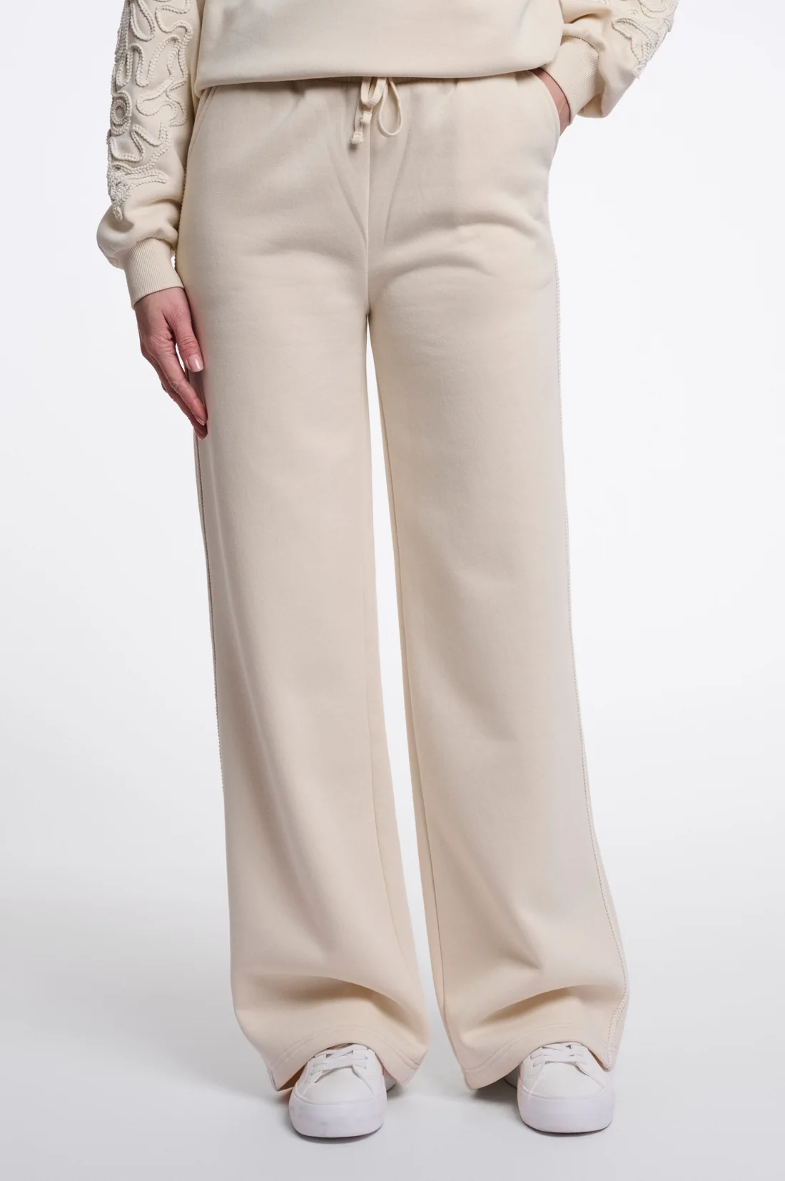LikaRegular.7002612_Off-White_01_25eeb413-dc7c-42c9-9f53-bdcbf35d6569