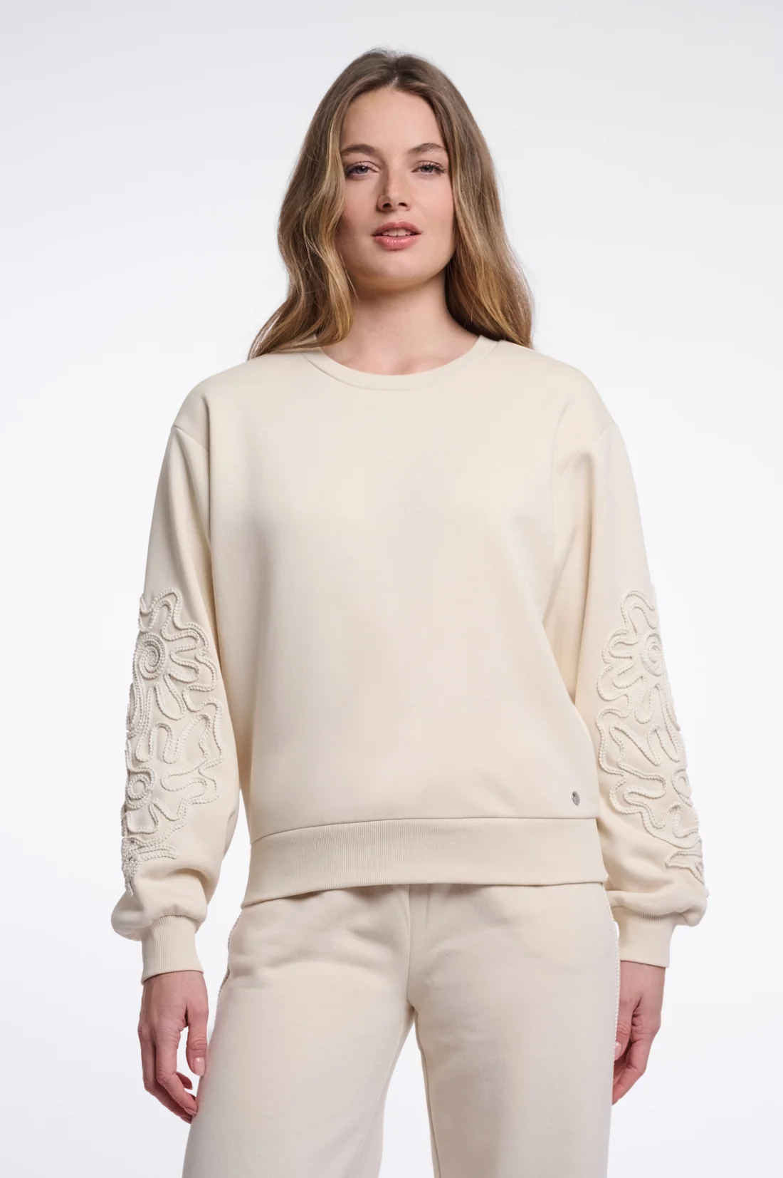 Manar.7002612_Off-White_01_ba836ef2-6606-4a08-88ce-8affae2a8699